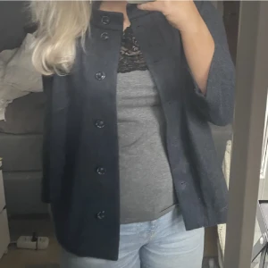 Marinblå kappa - (: