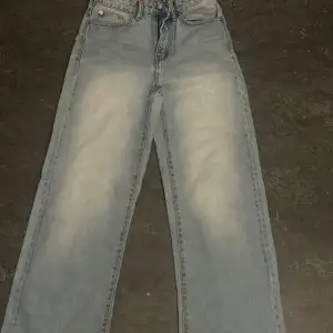 Boulevard jeans, storlek S  Jeans med hög midja och smal passform över höften.
