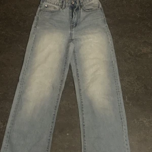Blå jeans lager 157 - Boulevard jeans, storlek S  Jeans med hög midja och smal passform över höften.