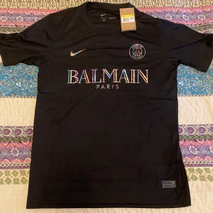 Nike x PSG x Balmain Träningströja  - Kondition 10/10, helt ny med tags, det går även att skanna taggen, ganska sällsynt tröja, vid fler frågor eller bilder hör gärna av er!