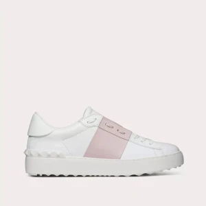 Valentino skor - Säljer dessa valentino sneakers, stl 39,5 men ganska små i storleken så snarare 39. Använda och något smutsiga, därav bra pris. Annars är de hela. Pris är diskuterat. NYPRIS 7280 kr ⭐️🩷