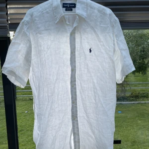 Ralph Lauren linne skjorta - Ralph lauren linne skjorta - Inga hål eller fläckar - skriv för frågor eller om du vill ha fler bilder eller vad som - samfraktar också om man är intresserad av mer grejer - köp dirket eller buda eller byten