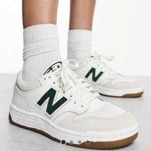 New Balance 480 - Jättefina New Balance skor i natur vit och grönt. Nästintill slutsålda överallt.  Storlek 44.  Använda 2 gånger  Nyskick finns endast 1 fläck på skon (se sista bilden). Utöver det är skorna felfria.  Nypris 1300kr