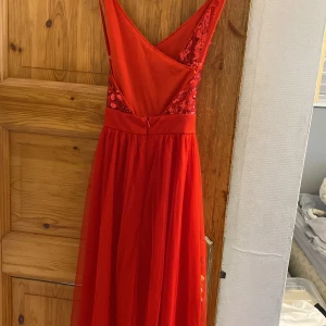 Balklänning röd lång  - Aldrig använd ba testad