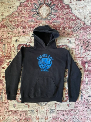 Gildan Huvtröja Hoodie Blå Svart  - Säljer nu denna huvtröja i storleken S. 