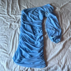 klänning - säljer min blå klänning i stl s då jag nt använder den mer