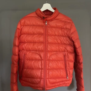 Moncler Jacka  - Säljer en fin moncler Acorus jacka i bra skick och för ett bra pris. Storlek 2 så passar typ S. Skriv om du har frågor👍