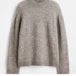 Stickad tröja  - Mysig och varm stickad tröja från hm, köpt förra hösten. Otroligt fin med raka armar och en rak passform. Säljer då jag har flera!