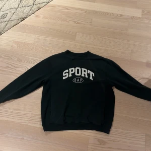 GAP sweatshirt - Mörk Grön gap sweatshirt med fickor. 9/10 skick. 