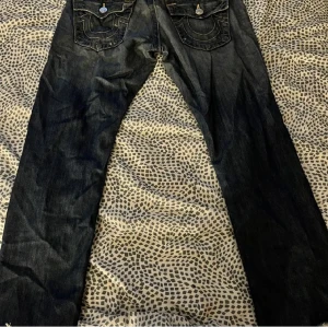 !TRUE RELIGION JEANS! - Jätte nice true religion jeans! Tyvär passar de inte mig men är säker på att dom är jätte fina på andra! Bilderna är lånade då jag köpte dom på Plick💕💕