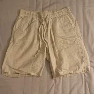 Jag säljer de här linne shortsen då jag inte använder dom längre