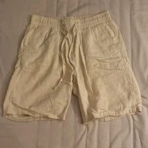 Linne shorts - Jag säljer de här linne shortsen då jag inte använder dom längre