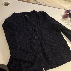 Marinblå stickad kofta - Säljer denna fina stickade kofta eftersom den inte kommer till användning🥰sitter mer som en L än en XL men oversized på mig som använder M annars. På sista bilden syns färgen bättre🥰