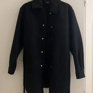 Kappa  - Säljer denna kappa då den inte kommer till användning. Funkar perfekt nu till hösten! Använd fåtal gånger så inga defekter! 