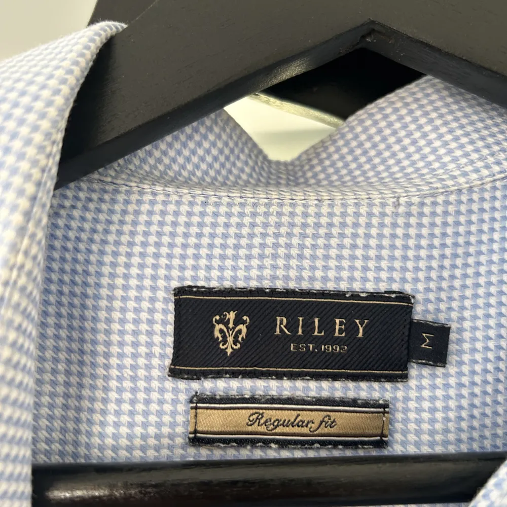Skjorta från Riley i riktigt skönt material. En skjorta som passar till det mesta!!. Skjortor.