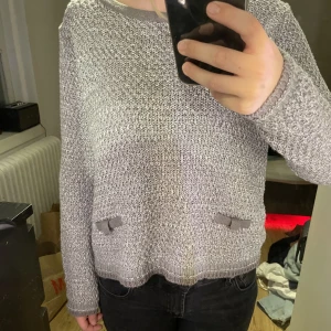 Stickad tröja  - Stickad tröja men två detaljer💕