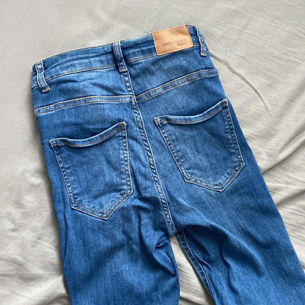 Molly high waist jeans från Gina Tricot! Lite använda men i mycket bra skick! 💙. Jeans & Byxor.