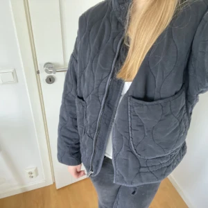 Jacka från zara  - Är i den mörk gråa/svarta färgen som visas på bild 1. Resterande bilder är lånade och endast för att se hur modellen är. Använd fåtal gånger och visar inga tecken på användning 