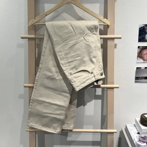 Rowe jeans från weekday! - Säljer dessa jeans från weekday! Hör av dig för fler bilder. Några små fläckar syns på sista bilden men de går med stor sannolikhet bort i tvätten! 🥰
