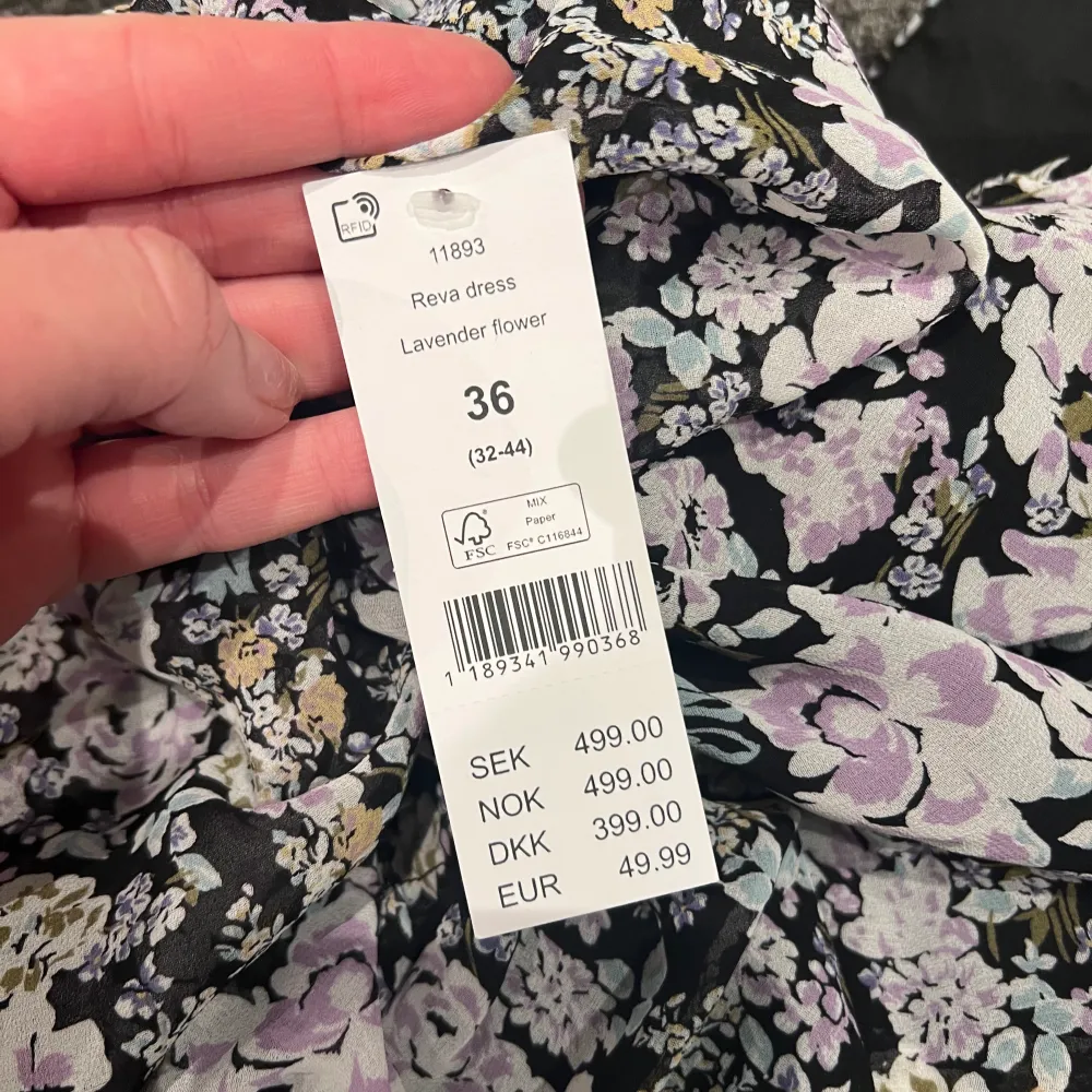 Säljer denna oanvända klänning från Gina tricot! Nypris 500kr. Klänningar.