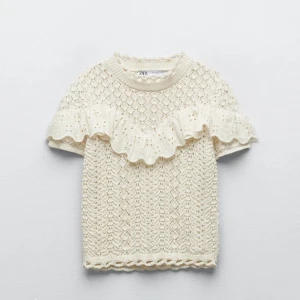 Zara topp - Jättesnygg ”stickad” topp/t-shirt från zara med lite volang. Passar lika bra till vardags som till finare tillfällen. Otroligt fin!! Tyvärr har den inte kommit till användning mer än 2ggr så helt nyskick. 