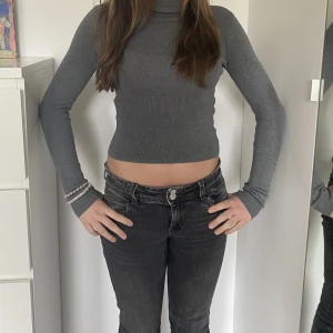 Tröja  - Säljer nu min jätte fina tröja som är helt oanvänd från ZARA.❤️ Säljer då den inte riktigt passar mig och känner mig inte helt bekväm i den.❤️Är i storlek S men Zaras S är väldigt liten
