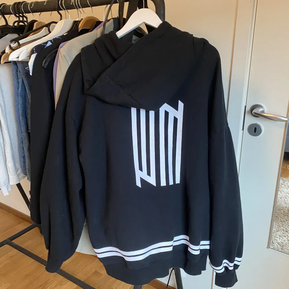 en ateez hoodie OFFICIAL merch (tror jag) köpte i Danmark innan deras konsert. De fanns bara en storlek så den är stor, tror storleken är XL (går ner till ish mina knän och är 1,60) + storleken står inte i hoodien (frakt tillkommer) . Hoodies.