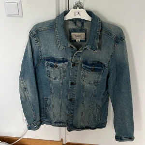Jeansjacka - Pull & Bear  - Jeansjacka från märket Pull & Bear i fint skick till salu.  Strl L (40) - se bild nr 2.