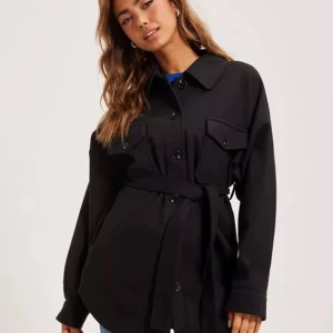 Kappa - Svart fin kappa i fint skick från ginatricot men köpt på Nelly med ett bälte man kan knyta runt midjan eller rygg, i storlek S❤️Tryck inte på köp nu ❤️