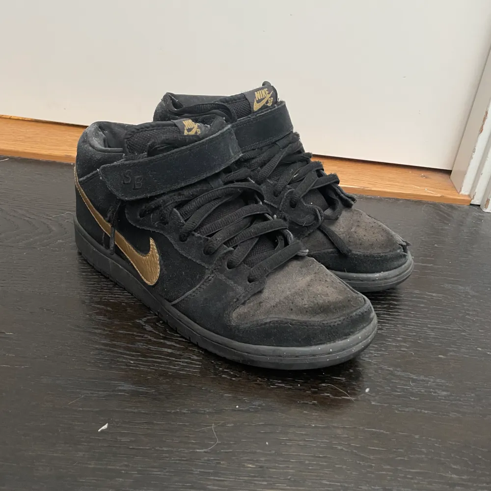 Nike sb dunk mid obsidian metallic gold skor. Har bytt inre sula.. Skor.