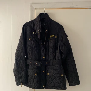 Barbour international jacka - Säljes denna Barbour international jacka, storlek L. Välanvänd och fin. 