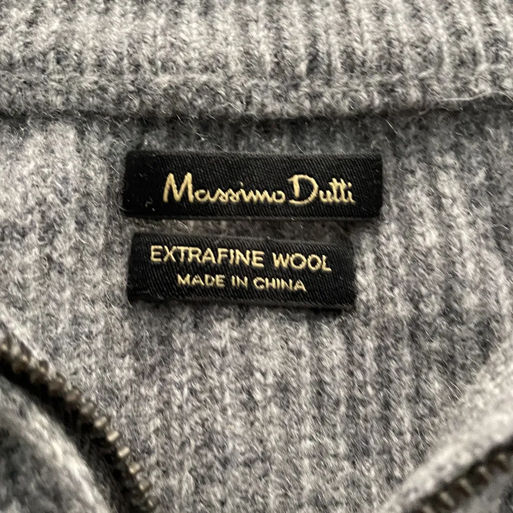 Massimo dutti tröja i extra fin merinoull. Tröjan är i fint skick och sparsamt använd. Storlek m och passar mig som är 183 cm. Hör av dig vid frågor eller funderingar.😄. Stickat.