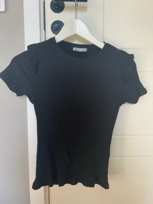 Fin tröja från zara - En jätte fin t-shirt från zara med lite volang på axeln. Använd max 4 gånger. Storlek S men passar Xs också 