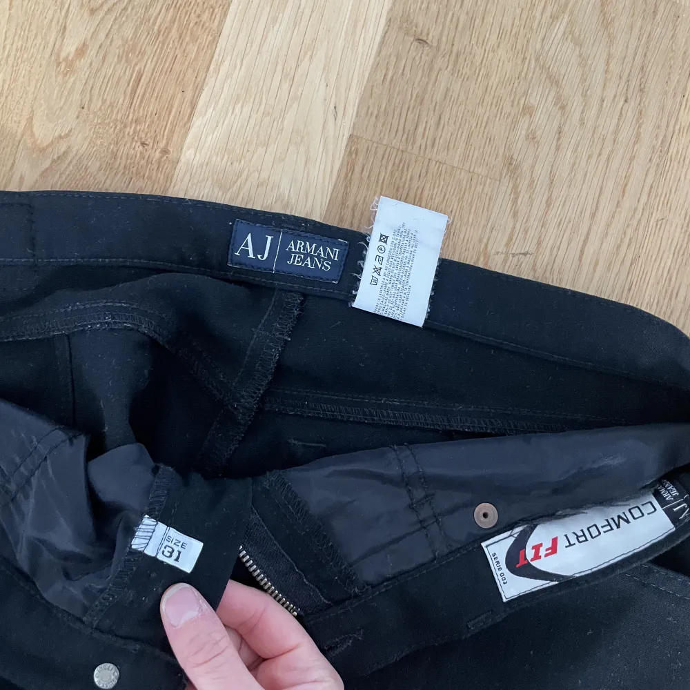 Säljer dessa snygga kostymbyxor från Armani jeans i storlek 31 pågrund av att de är för stora.  De är i comfort fit. Jeans & Byxor.
