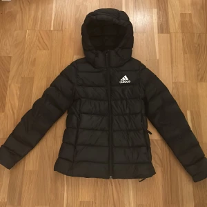 Adidas jacka💗 - Jag säljer min adidas jacka för att säljer min adidas jacka så den blivit lite för liten!💗fint skick men en liten liten difekt på luvan men inget man tänkter på💗där av priset blir billigare än tänkt!