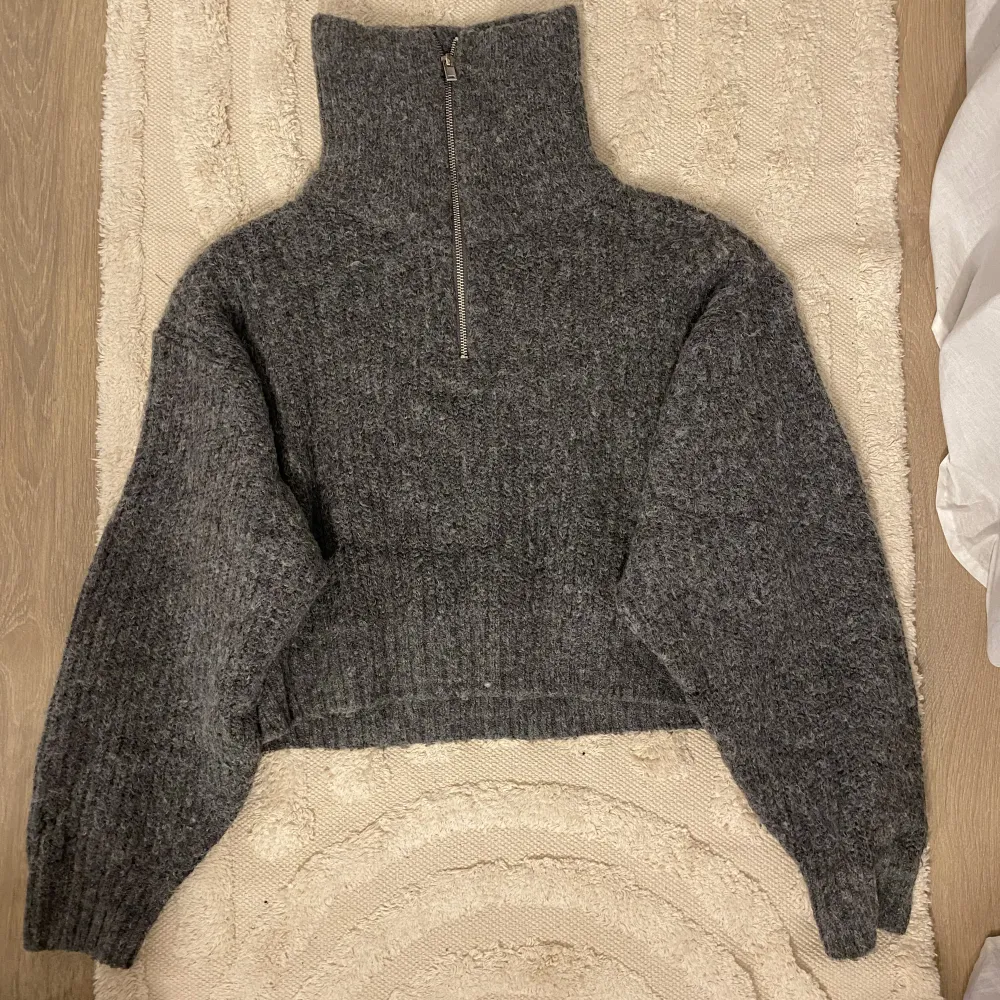 Säljer den här fina grå tröja som är ifrån Gina, storlek M använd så därför är den lite nopprig så säljer till bra pris.☺️😊 tröjan är väldigt varm och prefekt nu till hösten🍂🍁. Stickat.