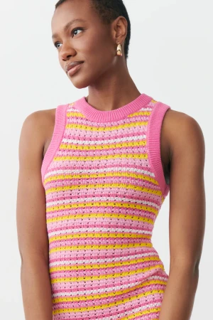 Virkad klänning NY - Säljer denna superfina virkade klänning, helt oanvänd med prislappenkvar. Storlek S