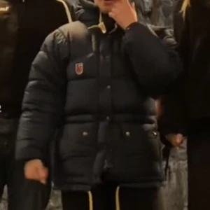 Fjällräven jacka  - Intressekoll på min fjällräven jacka. Använd 2 säsongen sparsamt så fint skick 😍 det är den större lite tjockare modellen vilket är super skönt👌🏼 mörkblå stl xxs men passar bra på mig som i vanliga fall är S-M😊skriv för fler bilder!