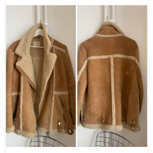 Fin mockajacka  - Jättefin mockajacka i strl 38. Från en provkollektion från H&M. Använd varsamt men det har dessvärre kommit en fläck på ryggen som jag är osäker hur man får bort.