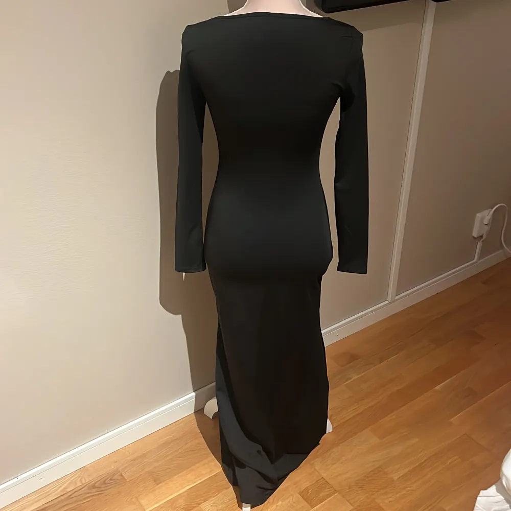 En helt ny långärmad lång klänning från shein! Det är typ en skims dupe! Väldigt lång och för mig som är 170 är den ner till tårna! Frakten kostar 75kr!!!! . Klänningar.