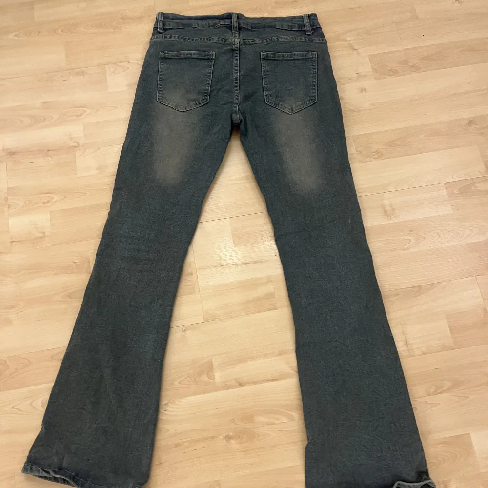 Säljer dessa unika jeans som jag köpte för ngt år sedan! Bara använda en gång, nyskick. Stretchigt material och väldigt bekväma. Sitter bra på mig som brukar ha M eller S i byxor. Midjemått är ungefär 37 cm och innerbenet runt 22 cm! Bootcut och lågmidjad. Jeans & Byxor.