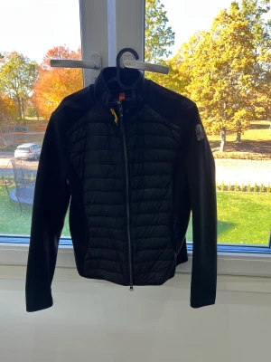 Jacka  - Ny jacka. Använder inte de. Vill gärna bli av med den så snabbt som möjligt