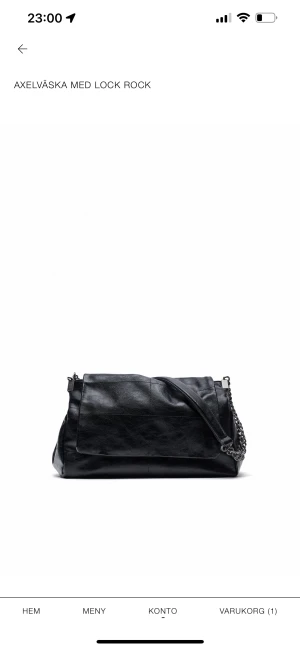 Väska - Fin axelväska från zara men lackliknande färg andvänd fåtal gånger nypris 400