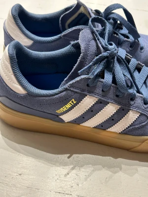 Adidas Busenitz - Grymt snygga Adidas i blå mocka. Använda 3 gånger. Inköpta i augusti.  