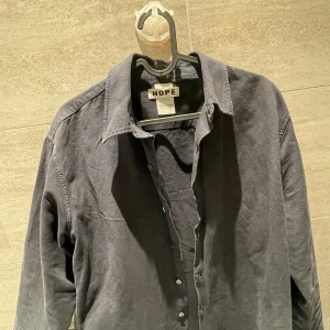 Hope skjorta (trendig märke) - Skjorta från Hope. Regular fit, Passar M-L. Köptes för 1700kr. Pris går att diskuteras