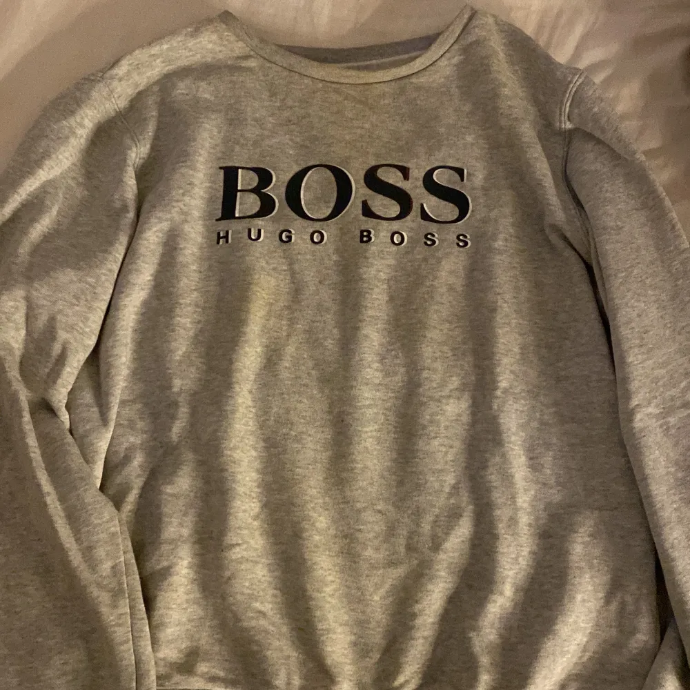 Säljer en Hugo Boss tröja då den inte kommer till användning längre. Har använt den ett par gånger men fortfarande i god skick. Pris kan sänkas vid snabb affär.. Hoodies.