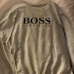 Säljer en Hugo Boss tröja då den inte kommer till användning längre. Har använt den ett par gånger men fortfarande i god skick. Pris kan sänkas vid snabb affär.