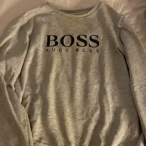 Säljer en Hugo Boss tröja då den inte kommer till användning längre. Har använt den ett par gånger men fortfarande i god skick. Pris kan sänkas vid snabb affär.