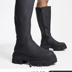 Svarta boots - Glömt och skicka tillbaka paket så har dessa ståendes aldrig använda super snygga i storlek 40! Kostar 659 så säljer för 600 då de inte ens tagits ut ur påse och förpackning 