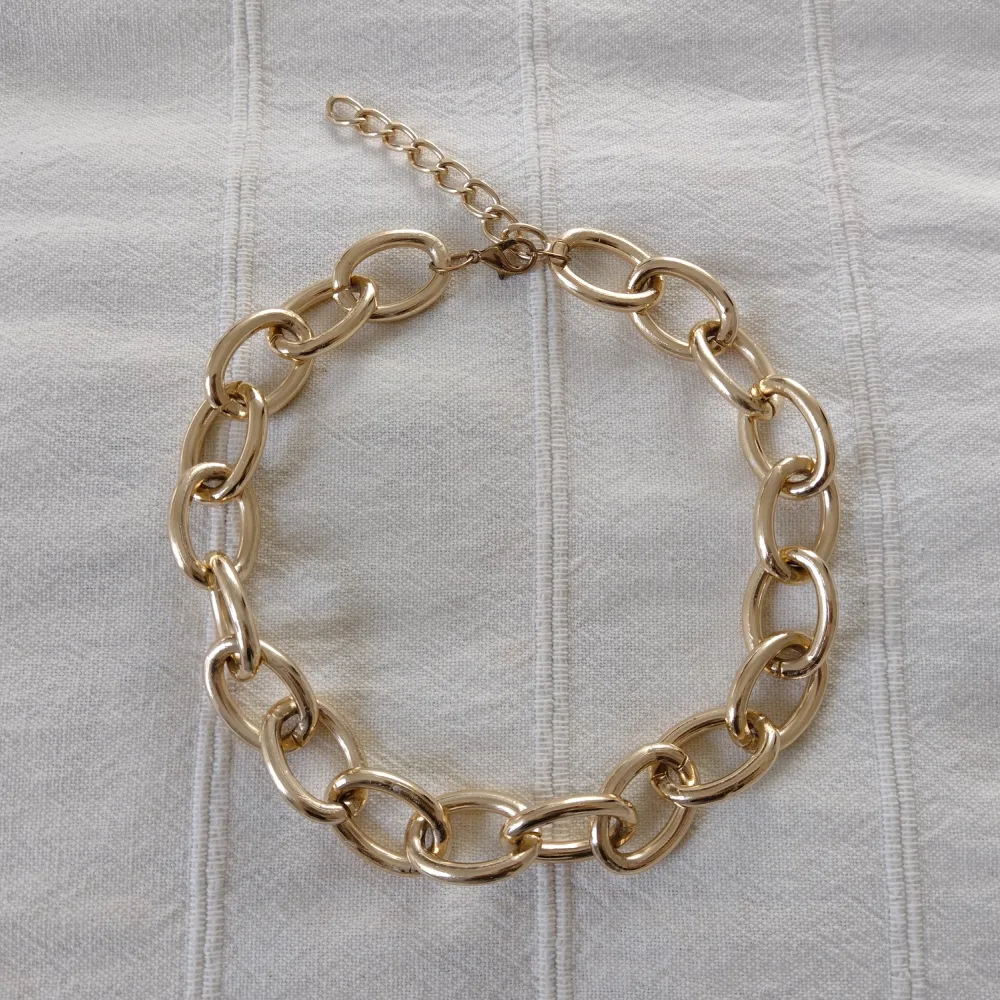 Snyggt guldfärgat chunky halsband. Längd: ca 41 cm + 7.5 cm (förlängning). Lite skav/mindre märken.. Accessoarer.